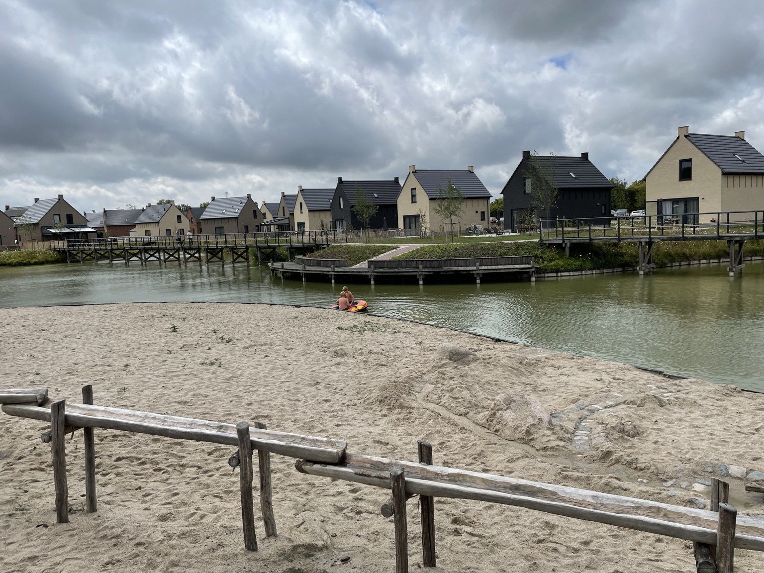 Speelstrand aan het water op Park Veerse Kreek